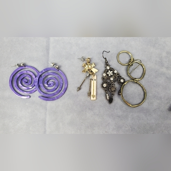 Vintage bunch of Gold Tone Earrings& Necklace - Picture 5 of 8